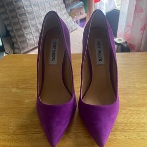 Steve Madden Suede pumps.